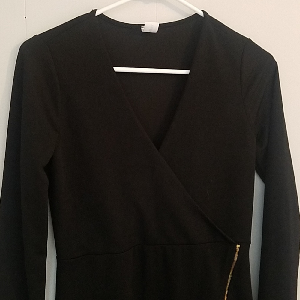 Light weight black long sleeved zipper dress - Picture 2 of 5